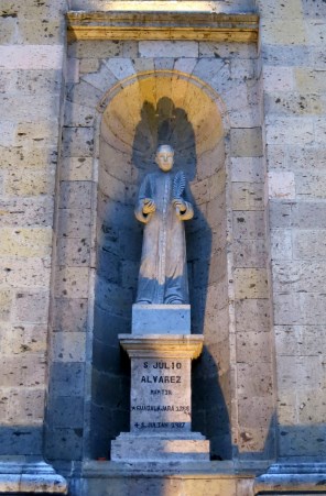 멕시코의 성 훌리오 알바레스 멘도사_photo by Nheyob_in the Cathedral Basilica of the Assumption of Mary in Guadalajara_Mexico.jpg